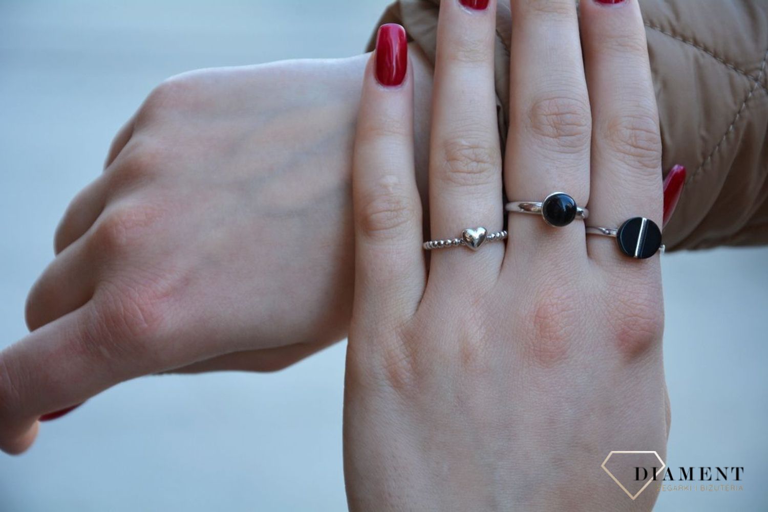 Pierścionek srebrny z onyksem DZP4057ONX15R z kolekcji Happy Chic.jpg